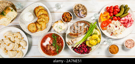 Auswahl von traditionellen ukrainischen Essen - borsch, Perogies, Kartoffelpuffer, eingelegtes Gemüse Stockfoto