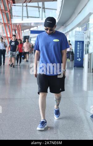 Chinesische Schauspieler und Sänger Ohu Ou Hao kommt an der Beijing Capital International Flughafen nach der Landung in Peking, China, 15. August 2019. T-Shirt: O Stockfoto