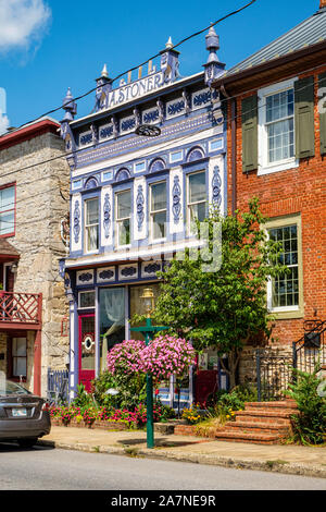 Kitzeln Sie Ihre ausgefallene Geschenke und Kaffee, der ehemalige Albert Stoner Store, 110 Lincoln Weg West, McConnellsgurg, PA Stockfoto