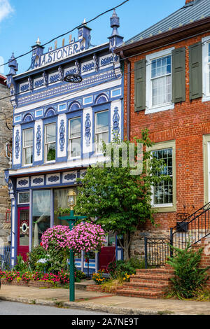 Kitzeln Sie Ihre ausgefallene Geschenke und Kaffee, der ehemalige Albert Stoner Store, 110 Lincoln Weg West, McConnellsgurg, PA Stockfoto