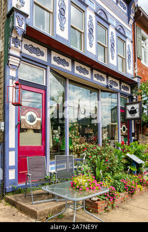 Kitzeln Sie Ihre ausgefallene Geschenke und Kaffee, der ehemalige Albert Stoner Store, 110 Lincoln Weg West, McConnellsgurg, PA Stockfoto