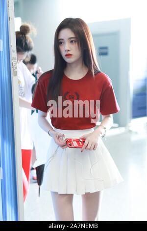 Chinesische Sängerin und Schauspielerin Ju Jingyi kommt an der Beijing Capital International Flughafen in Peking, China, 17. August 2019. T-Shirt: Balenciaga Stockfoto