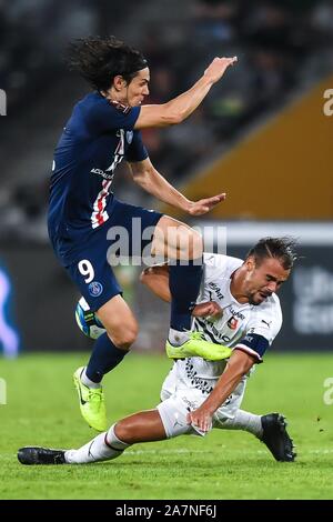 Edinson Cavani, links, von Paris Saint-Germain Herausforderungen Damien Da Silva von Stade Rennais während der Trophee des Champions (Champion's Trophy) übereinstimmen. Stockfoto