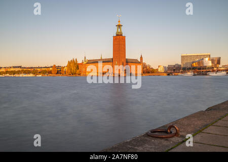 Das Rathaus von Stockholm am Morgen von über den Riddarfjärd. Stockfoto