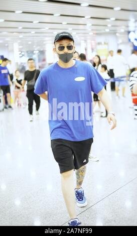 Chinesische Schauspieler und Sänger Ohu Ou Hao kommt an der Beijing Capital International Flughafen nach der Landung in Peking, China, 15. August 2019. T-Shirt: O Stockfoto