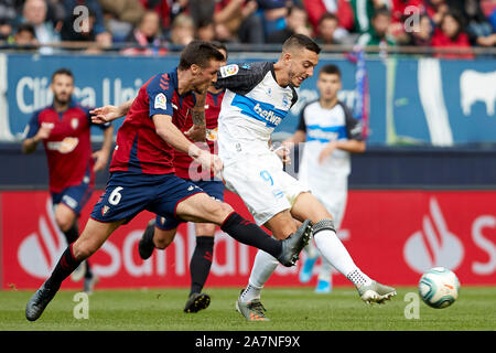 Joselu (vorwärts; Deportivo Alavés) und Oier Sanjurjo (Verteidiger; CA Osasuna) sind in Aktion während der spanischen Fußball der Liga Santander, Übereinstimmung zwischen CA Osasuna und Deportivo Alavés am Sadar Stadium, in Pamplona gesehen. (Endstand; CA Osasuna 4:2 Deportivo Alavés) Stockfoto