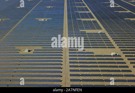 Luftaufnahme von Chinas erste 100-megawatt Salzschmelze solarthermische Kraftwerk in Dunhuang Stadt im Nordwesten der chinesischen Provinz Gansu, 10. August 2019. Ch Stockfoto