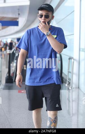 Chinesische Schauspieler und Sänger Ohu Ou Hao kommt an der Beijing Capital International Flughafen nach der Landung in Peking, China, 15. August 2019. T-Shirt: O Stockfoto