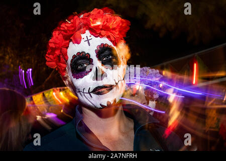 Ein Teilnehmer in der Dia de los Muertos (Tag der Toten) Feier im Hollywood Forever Cemetery in Los Angeles, Kalifornien. Tag der Toten hat ihren Ursprung in Mexiko und wird von den meisten mexikanischen Amerikaner gefeiert als eine Hommage an das Leben der lieben Verstorbenen. Stockfoto