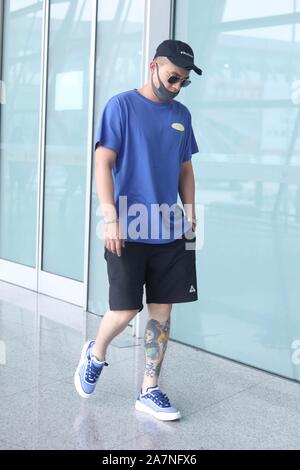 Chinesische Schauspieler und Sänger Ohu Ou Hao kommt an der Beijing Capital International Flughafen nach der Landung in Peking, China, 15. August 2019. T-Shirt: O Stockfoto