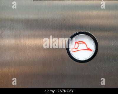 In der Nähe von weißen Feuerwehrmann brand Notfallschalter auf Aufzug Stockfoto