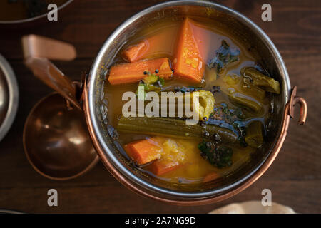 Sambar - traditionelle Südindische Linsensuppe Soße, mit Karotten und moringa Drumsticks Stockfoto