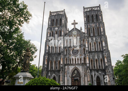 Hanoi, Vietnam - 23. Oktober 2019: St Joseph's Cathedral in Hanoi, die große Römisch-katholischen Struktur in Vietnams Hauptstadt Stockfoto