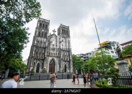 Hanoi, Vietnam - 23. Oktober 2019: St Joseph's Cathedral in Hanoi, die große Römisch-katholischen Struktur in Vietnams Hauptstadt Stockfoto