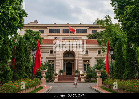 Hanoi, Vietnam - 21. Oktober 2019: Dieschrauben der zentralen Gebäude der Nationalbibliothek von Vietnam. In einem weiten Winkel Schoß Stockfoto