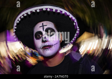 Los Angeles, Kalifornien, USA. 15 Mär, 2019. Ein Teilnehmer in der Dia de los Muertos (Tag der Toten) Feier im Hollywood Forever Cemetery in Los Angeles, Kalifornien. Tag der Toten hat ihren Ursprung in Mexiko und wird von den meisten mexikanischen Amerikaner gefeiert als eine Hommage an das Leben der lieben Verstorbenen. Credit: Ronen Tivony/SOPA Images/ZUMA Draht/Alamy leben Nachrichten Stockfoto