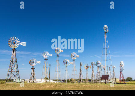 Sammlung von Windmühlen in Montague, Texas Stockfoto