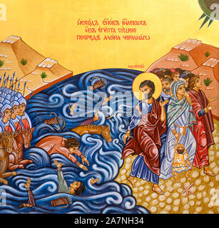 Symbol der Durchzug durch das Rote Meer - Mose die Israeliten durch das Meer von Schilf. Die griechisch-katholische Kirche in Bratislava, Slowakei. Stockfoto