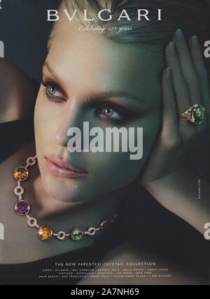 Plakat Werbung BVLGARI Modehaus in Papier Magazin von 2009 Jahr, Werbung, kreative Bulgari Anzeige von 2000er Jahren Stockfoto