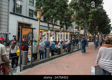 Der Tourist und Stadt Wanderer warten im Einklang Seilbahn Straßenbahn an der Powell Street zu nehmen Stockfoto