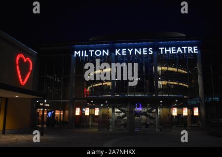 Milton Keynes Theater bei Nacht, mit den roten Herzen auf Milton Keynes Gallery. Stockfoto