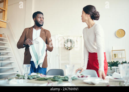 Portrait des modernen junges Paar sich einander während der Vorbereitung für Weihnachten Dinner Party, kopieren Raum Stockfoto