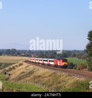 London North Eastern Railway (LNER) Intercity 125 Zug passiert Wie, Cumbria an der Tyne Tal mit ein umgeleiteter Ostküste Zug Stockfoto