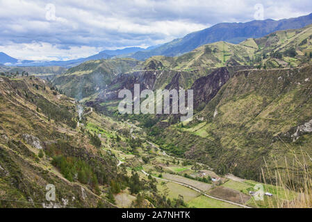 Schöne gepflegte Tal im Rio Toachi Canyon entlang der Quilotoa Loop Trek, Quilotoa, Ecuador Stockfoto