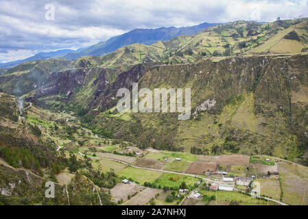 Schöne gepflegte Tal im Rio Toachi Canyon entlang der Quilotoa Loop Trek, Quilotoa, Ecuador Stockfoto