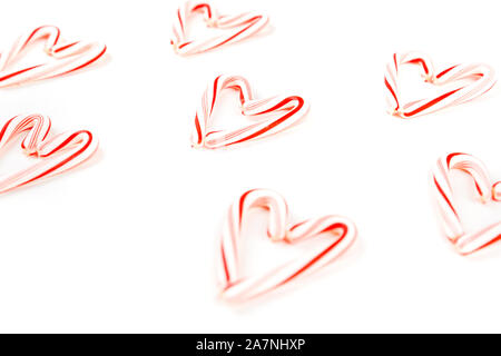 Herz Hintergrund aus Zuckerstangen über Weiß isoliert Stockfoto