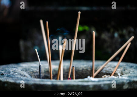 Räucherstäbchen für das Gebet im Bich Dong Pagode - einen buddhistischen Tempel in Ninh Binh, Northern Vietnam Stockfoto