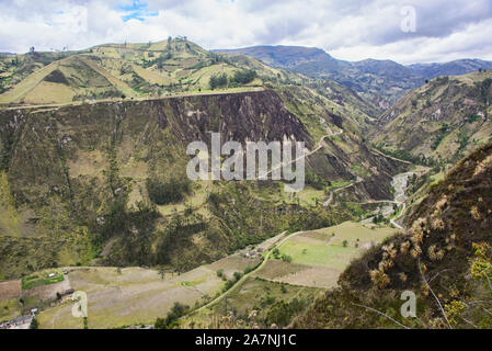 Schöne gepflegte Tal im Rio Toachi Canyon entlang der Quilotoa Loop Trek, Quilotoa, Ecuador Stockfoto