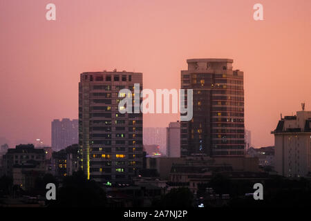 Hanoi City Skyline und Stadtbild während einer schönen Vietnamesischen Sonnenuntergang im Oktober 2019 von einer skybar erfasst. Stockfoto