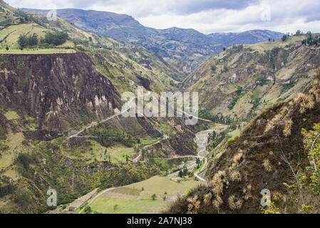 Schöne gepflegte Tal im Rio Toachi Canyon entlang der Quilotoa Loop Trek, Quilotoa, Ecuador Stockfoto