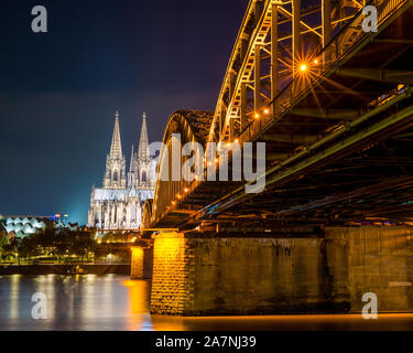 Panorama der Stadt Köln bei Nacht Kölner Dom, Hohenzollernbrücke, Rhein Stockfoto
