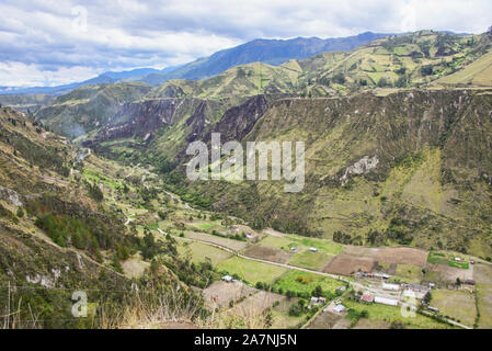 Schöne gepflegte Tal im Rio Toachi Canyon entlang der Quilotoa Loop Trek, Quilotoa, Ecuador Stockfoto