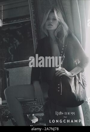 Plakat werbung Longchamp Fashion House mit Kate Moss in Papier Magazin von 2010 Jahr, Werbung, kreative Longchamp Anzeige von 2010 s Stockfoto