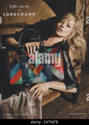 Plakat werbung Longchamp Fashion House mit Kate Moss in Papier Magazin von 2010 Jahr, Werbung, kreative Longchamp Anzeige von 2010 s Stockfoto