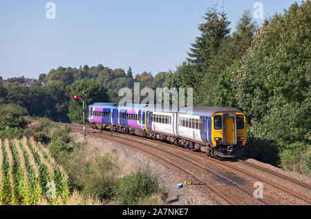 Arriva Northern Rail Class 156+ Klasse 158 Sprinter Züge, die Semaphore home Signal in Corby Tore auf der Tyne Tal Bahnstrecke Stockfoto