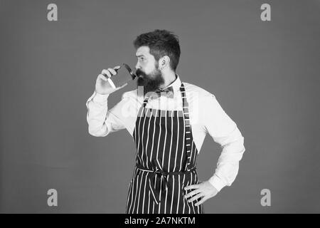 Liebevoll seinen Job. Dritte Welle Kaffee strebt höchste Form der kulinarische Aufwertung der Kaffee. Man bärtige Hipster professional Barista genießen Aroma Kaffee. Café und Coffee Shop Konzept. Koffein trinken. Stockfoto