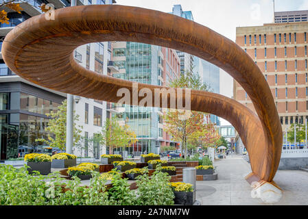 Die 10 Tonnen schwere Skulptur namens Nimbus von Tristan Al-Haddad ist außerhalb des Hennepin County Central Library in der Innenstadt von Minneapolis, Minnesota. Es ist Cons Stockfoto