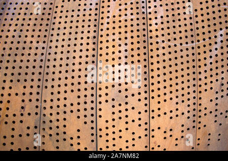 Close-up Detail der Löcher in der 10-Tonnen schwere Skulptur namens Nimbus von Tristan Al-Haddad in der Innenstadt von Minneapolis, Minnesota Stockfoto