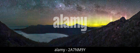 Aurora Australis über Wineglass Bay Stockfoto