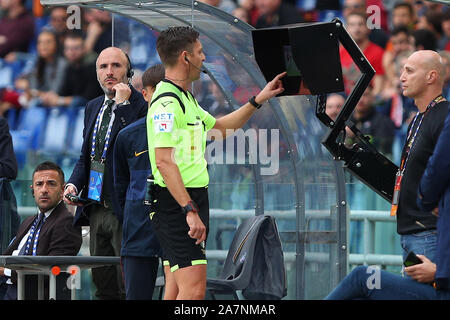 Gianluca Rocchi Schiedsrichter Anhörung des VAR bei der Italienischen Meisterschaft in der Serie A Fußballspiel zwischen AS Roma und SSC Napoli am 2. November 2019 im Olympiastadion in Rom, Italien, (Foto von Federico Proietti/ESPA-Bilder) Stockfoto