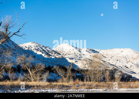 Mondaufgang über der Truckee River in den Bergen Stockfoto