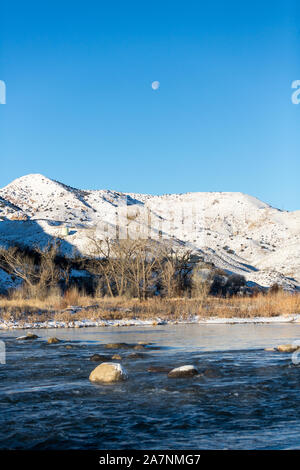 Mondaufgang über der Truckee River in den Bergen Stockfoto