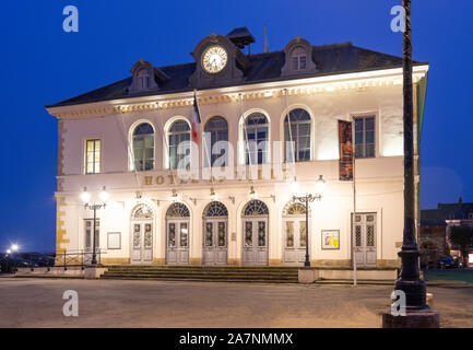 Hotel de Ville (Rathaus) in der Abenddämmerung, Quai Saint-Etienne, Honfleur Hafen, Honfleur, Normandie, Frankreich Stockfoto