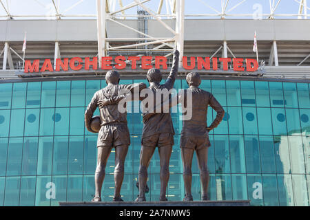 Die Vereinigten Trinity Statue am Eingang zu Manchester United Fußballstadion Old Trafford, Trafford, Greater Manchester, England, Vereinigtes Königreich Stockfoto