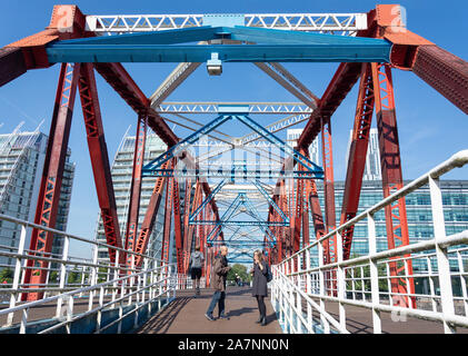 Truss Brücke über Huron Becken, Salford Quays, Salford, Greater Manchester, England, Vereinigtes Königreich Stockfoto