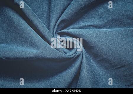 Interessante konzeptionelle Hintergrund mit Kleidung. Textur aus navy blue zerknitterten Material. Stockfoto